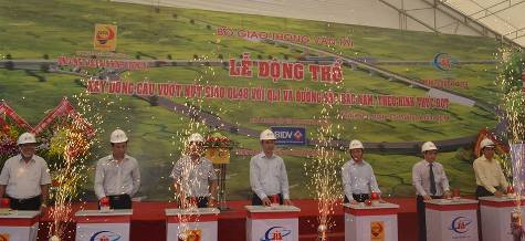 Sáng ngày 25/7 cầu vượt đường sắt Bắc - Nam tại nút giao thông Quốc lộ 48 với Quốc lộ 1A đã được khởi công xây dựng Sáng ngày 25/7 cầu vượt đường sắt Bắc - Nam tại nút giao thông Quốc lộ 48 với Quốc lộ 1A đã được khởi công xây dựng