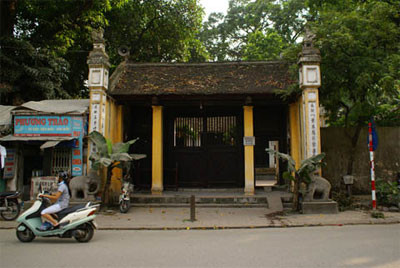 Đền Voi Phục thuộc địa phận làng Thụy Khuê cũ, nơi thờ Uy Linh Lang Đại Vương, một vị hoàng tử thời Lý đã có công lớn trong cuộc chiến chống quân Tống xâm lược năm 1077. Đền Voi Phục thuộc địa phận làng Thụy Khuê cũ, nơi thờ Uy Linh Lang Đại Vương, một vị hoàng tử thời Lý đã có công lớn trong cuộc chiến chống quân Tống xâm lược năm 1077.