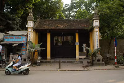 Đền Voi Phục thuộc địa phận làng Thụy Khuê cũ, nơi thờ Uy Linh Lang Đại Vương, một vị hoàng tử thời Lý đã có công lớn trong cuộc chiến chống quân Tống xâm lược năm 1077.