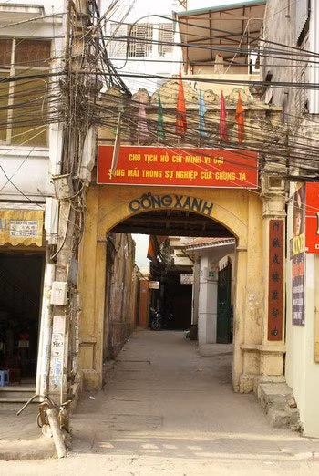 Cổng xanh, một cổng khác của Làng An Thọ, số 514 Thụy Khuê.