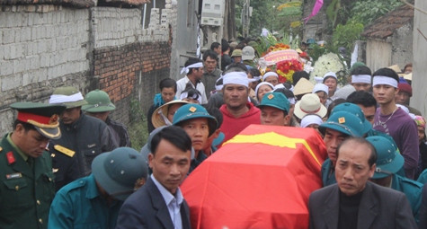 Đồng đội, người thân và bà con lối xóm đón thi thể của Trung sĩ Trương Văn Tú về quê nhà Đồng đội, người thân và bà con lối xóm đón thi thể của Trung sĩ Trương Văn Tú về quê nhà
