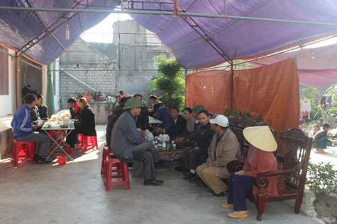 Người thân và hàng xóm tập trung rất đông đón linh cữu Trung sĩ Tú về với đất mẹ Người thân và hàng xóm tập trung rất đông đón linh cữu Trung sĩ Tú về với đất mẹ