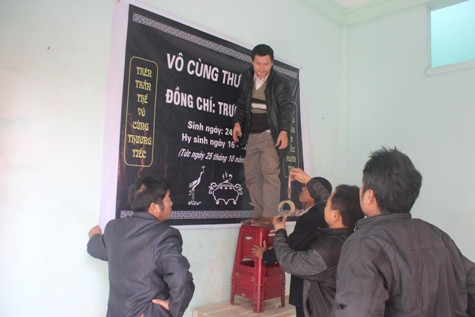 Người thân và chính quyền địa phương đang chuẩn bị để đón linh cữu Trung sĩ Tú về với quê mẹ Người thân và chính quyền địa phương đang chuẩn bị để đón linh cữu Trung sĩ Tú về với quê mẹ