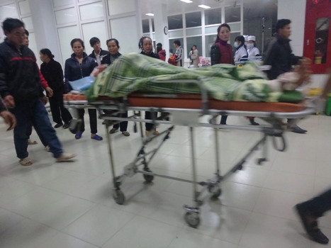 Nạn nhân được đưa vào cấp cứu tại Bệnh viện Đa khoa Nghệ An