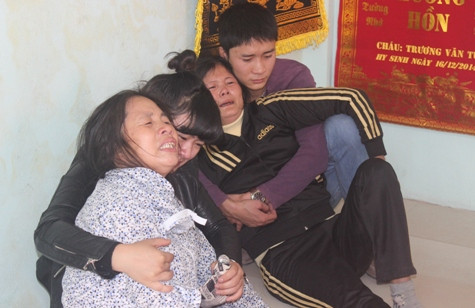 Bà Trần Thị Sơn mẹ của Trung sỹ Tú cùng người thân khóc bên linh cữu con trai Bà Trần Thị Sơn mẹ của Trung sỹ Tú cùng người thân khóc bên linh cữu con trai