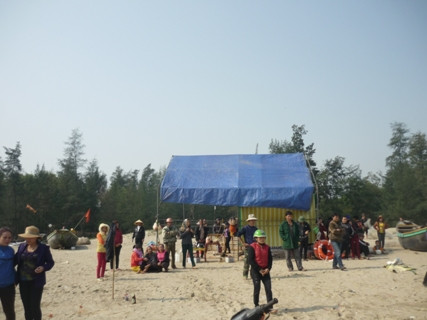 Người thân anh Thời đang tập trung trên bờ biển khóc thương dõi theo đội tìm kiếm. Người thân anh Thời đang tập trung trên bờ biển khóc thương dõi theo đội tìm kiếm.