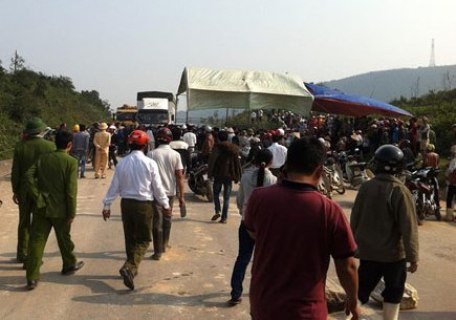 Hiện trường vụ tai nạn gây chết người nơi người dân dựng rạp chắn ngang Quốc lộ 1A