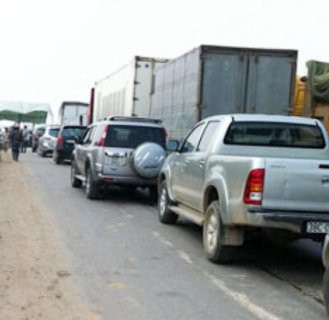 Do người dân dựng rạp chắn ngang giữa đường đã làm hàng trăm xe cộ lưu thông qua đoạn Quốc lộ này bị ách tắc hàng km trong nhiều giờ liền