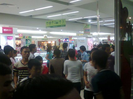 Nhiều người cố len lỏi vào hiện trường để xem giải cứu cháu bé.