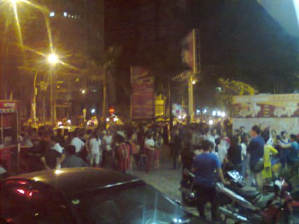 Rất đông người dân và người nhà nạn nhân tập trung trước cổng Siêu thị BigC Vinh.