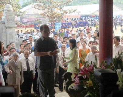 Chủ tịch Quốc hội Nguyễn Sinh Hùng, Nguyên Tổng Bí thư Lê Khả Phiêu, các đồng chí lãnh đạo, nguyên lãnh đạo Đảng và Nhà nước, Quốc hội, các Bộ, Ban ngành, đoàn thể TW, lãnh đạo tỉnh Nghệ An và các bà mẹ VNAH, các cựu thanh niên xung phong, cựu chiến binh, các đại biểu thắp hương tại khu tưởng niệm các TNXP Truông Bồn, Mỹ Sơn, Đô Lương