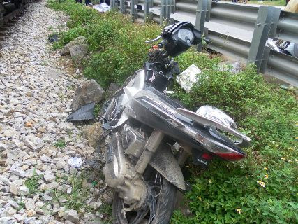 Chiếc xe máy nát vụn sau vụ tai nạn