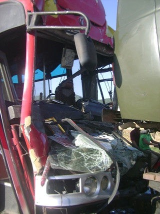 Đầu xe khách bị hư hỏng nặng sau cú đâm mạnh Đầu xe khách bị hư hỏng nặng sau cú đâm mạnh