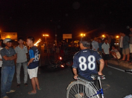 Rất nhiều người dân quá khích đã tụ tập tại nơi tên cẩu tặc bị bắt giữ Rất nhiều người dân quá khích đã tụ tập tại nơi tên cẩu tặc bị bắt giữ