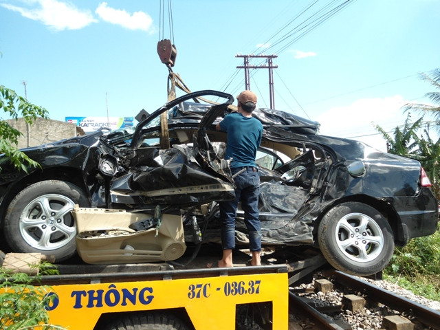 Xe cứu hộ đang di chuyển chiếc xe gặp nạn ra khỏi đường sắt