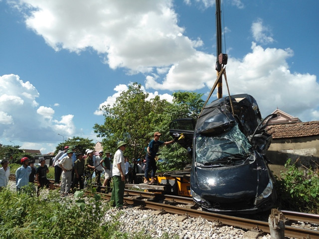 Vụ tai nạn đã làm lái xe Phan Song Hào tử vong tại chỗ, 3 người còn lại trên xe gồm chị Trần Thị Nhung (SN 1988, vợ anh Hào), anh Phan Văn Đấu (SN 1974, trú tại xã Nam Kim, Nam Đàn, Nghệ An) và anh Nguyễn Văn Khoa (quê ở Quảng Bình) bị thương nặng được đưa đi cấp cứu tại Bệnh viện Đa khoa Nghệ An.