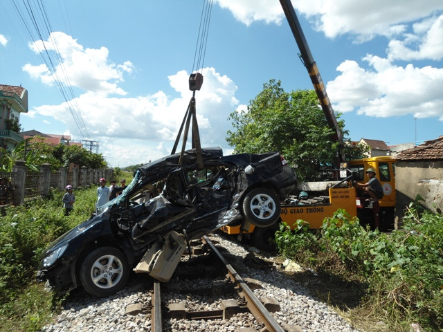 Vào thời điểm trên, chiếc ô tô Honda Civic 4 chỗ mang BKS 37S-7299 do lái xe Phan Song Hào (SN 1974, trú tại phường Lê Lợi, TP Vinh) điều khiển chở theo 3 người đã bị đoàn tàu SE7 đâm trực diện