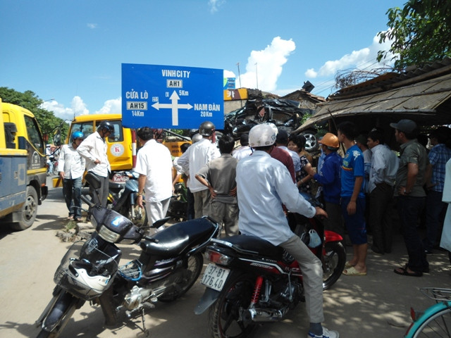 Rất nhiều người dân hiếu kì đã tập trung tại hiện trường xảy ra tai nạn