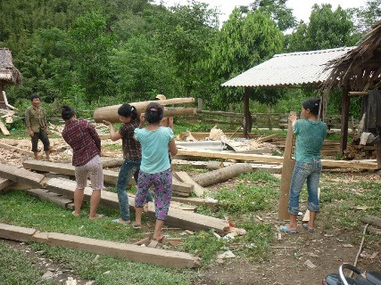 Bão "ết" đã cướp đi sinh mạng của bao người chồng trong bản nên giờ những việc nặng nhọc đều đến tay những người vợ trẻ.