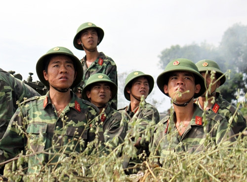 Các chiến sĩ một tiểu đội pháo phòng không chăm chú theo dõi mục tiêu sau loạt bắn Các chiến sĩ một tiểu đội pháo phòng không chăm chú theo dõi mục tiêu sau loạt bắn