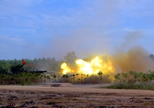 Trong thời gian ngắn các xe tăng tiêu diệt 3 lô cốt đầu cầu và một mục tiêu xe thiết giáp Trong thời gian ngắn các xe tăng tiêu diệt 3 lô cốt đầu cầu và một mục tiêu xe thiết giáp