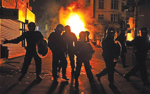 Cảnh sát Anh thử nghiệm súng chống bạo động.