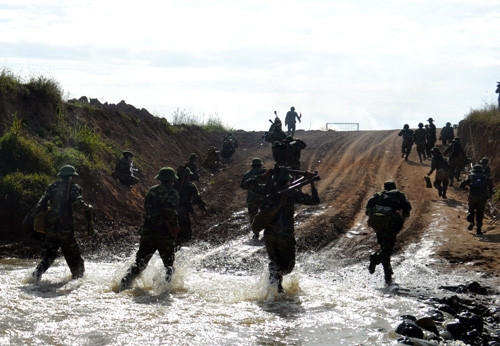 Lực lượng bộ binh nhanh chóng cơ động qua cửa mở Lực lượng bộ binh nhanh chóng cơ động qua cửa mở