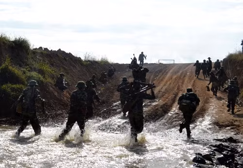 Lực lượng bộ binh nhanh chóng cơ động qua cửa mở
