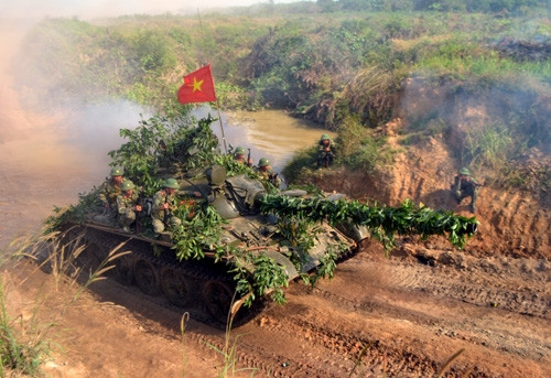 Xe tăng được lệnh tấn công trên hướng chủ yếu Xe tăng được lệnh tấn công trên hướng chủ yếu