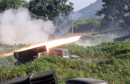 Pháo BM21 (Cachiusa) khai hỏa