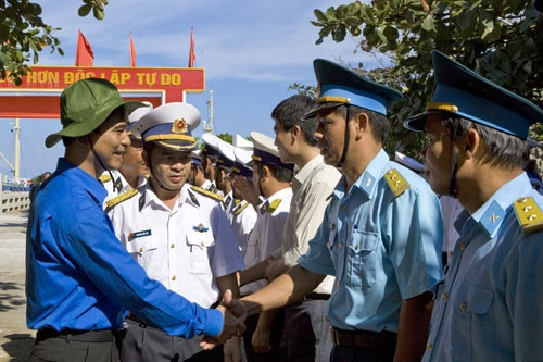 Tham gia đón các đoàn đại biểu lên thăm đảo Trường Sa Lớn