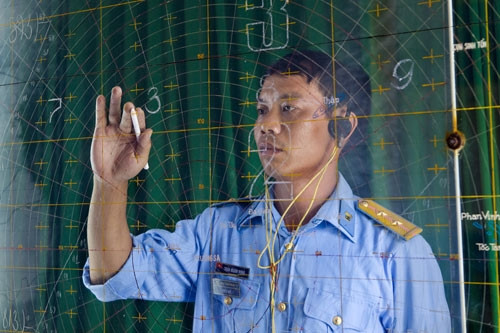 Chiến sỹ tiêu đồ Trạm ra đa 11 trong phiên trực