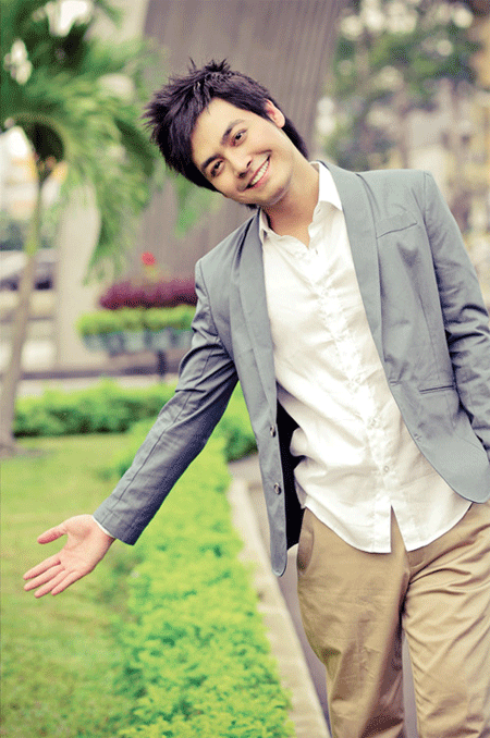 Áo vest kết hợp với quần ka-ki, áo trắng trông Phan Anh trẻ trung như một hot boy 8X. Ảnh: Internet. Áo vest kết hợp với quần ka-ki, áo trắng trông Phan Anh trẻ trung như một hot boy 8X. Ảnh: Internet.