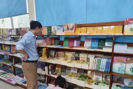Bài học từ việc mua SGK giả của phụ huynh và cảnh báo của nhà trường 