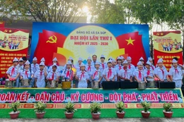 Từ bục giảng vùng biên đến lớp học số: Người thầy tận tâm hơn 30 năm "gieo chữ"