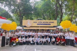 Cán bộ, giảng viên, sinh viên Học viện Ngân hàng tham gia tư vấn tuyển sinh. Ảnh: website nhà trường