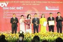 Bí thư Thành ủy Hà Nội Nguyễn Duy Ngọc trao giải Đặc biệt cho nhóm tác giả của Báo Hà Nội Mới. Ảnh: vov.vn.