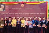 Đại diện lãnh đạo Việt Nam và Thái Lan chụp ảnh lưu niệm tại buổi lễ. Ảnh: NXBGDVN.