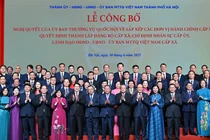 Chủ tịch nước Lương Cường, Bí thư Thành uỷ Hà Nội Bùi Thị Minh Hoài và các đồng chí lãnh đạo Trung ương, thành phố Hà Nội chụp ảnh với các cán bộ chủ chốt của xã, phường mới tại Hà Nội. Ảnh: pbgdpl.hanoi.gov.vn.