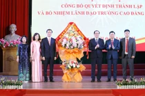 Lãnh đạo tỉnh Lạng Sơn tặng hoa chúc mừng Trường Cao đẳng Lạng Sơn. Ảnh: NTCC.