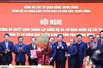 Thường trực Ban Bí thư Trần Cẩm Tú trao Quyết định; Trưởng Ban Tuyên giáo và Dân vận Trung ương Nguyễn Trọng Nghĩa tặng hoa chúc mừng Đảng bộ Cơ quan Ban Tuyên giáo và Dân vận Trung ương. Ảnh: daibieunhandan.vn.