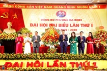 Phó Bí thư Thường trực Thành ủy Hà Nội Nguyễn Văn Phong tặng hoa chúc mừng đại hội. Ảnh: badinh.hanoi.gov.vn.