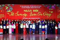 Bà Phùng Thị Hồng Hà cùng các đồng chí lãnh đạo xã Đan Phượng chụp ảnh lưu niệm với các đội đạt giải trong cuộc thi gói bánh chưng xanh và trang trí mâm ngũ quả. Ảnh: hanoi.gov.vn.