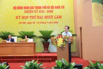 Giám đốc Sở Giáo dục và Đào tạo Hà Nội Trần Thế Cương trình bày Tờ trình về việc đề nghị ban hành nghị quyết. Ảnh: hanoimoi.vn.