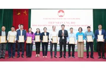 Lãnh đạo phường Phù Đổng trao ghi nhận các nhận các tổ chức, cá nhân tại Lễ phát động. Ảnh: hanoi.gov.vn.