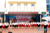 Học sinh biểu diễn nhạc cụ, giáo viên “bắn” rap siêu cuốn hút tại lễ bế giảng