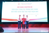Phó Giáo sư, Tiến sĩ Lê Hồng Quân - Bí thư Đảng ủy, Chủ tịch Hội đồng trường và Tiến sĩ Nguyễn Văn Thiện - Phó Hiệu trưởng nhà trường tặng hoa Giáo sư, Tiến sĩ Nguyễn Quốc Sửu - Phó Giám đốc Học viện Hành chính và Quản trị công, Học viện Chính trị Quốc gia Hồ Chí Minh. Ảnh: NTCC.