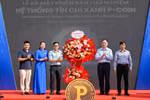 Lãnh đạo Học viện Công nghệ Bưu chính Viễn thông tặng hoa chúc mừng