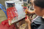 Qua bàn tay khéo léo của người thợ làng nghề, mỗi sản phẩm chuồn chuồn tre đều chứa đựng bao thông điệp về nghề truyền thống