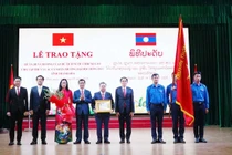 Chủ tịch nước CHDCND Lào trao Huân chương Hữu nghị cho Trường Đại học Hồng Đức